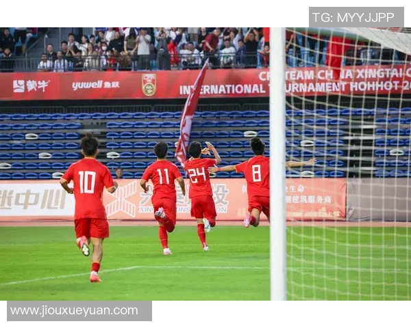 足球球星父亲现场观战见证儿子精彩进球全场球迷热情欢呼